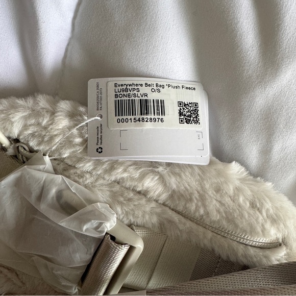 Everywhere Belt Bag Plush Fleece - Bone Silver - Picture 8 of 8